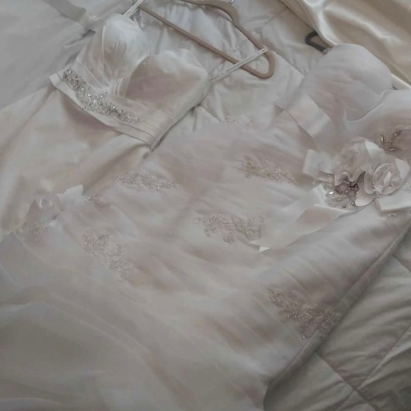 Ella Rosa Wedding Dresses SIZE 6 (2) DRESSES and SIZE 16 (2) DRESSES - Picture 1 of 5